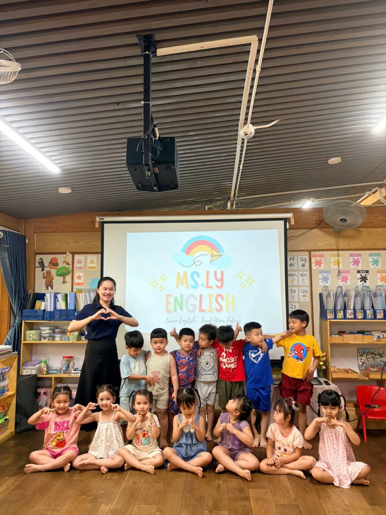 Không gian lớp học tiếng Anh ấm cúng và thân thiện tại Ms. Ly English Hòa Phước