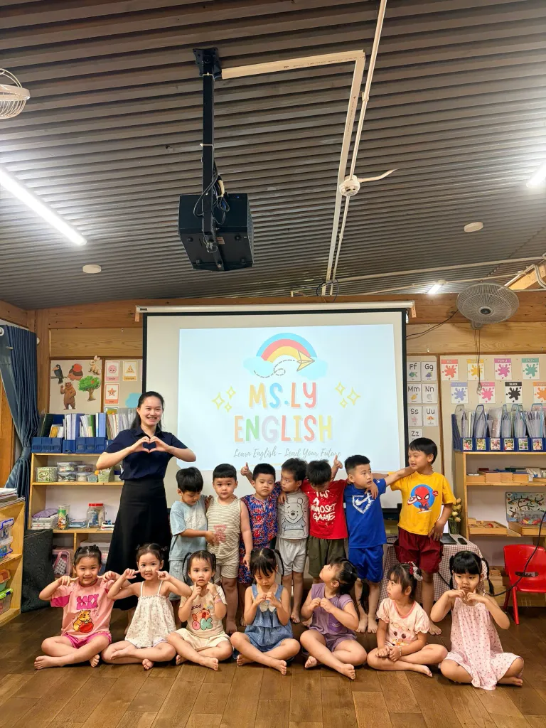 Ms. Ly cùng các học sinh chụp ảnh kỷ niệm ấm cúng tại lớp học tiếng Anh Hòa Phước